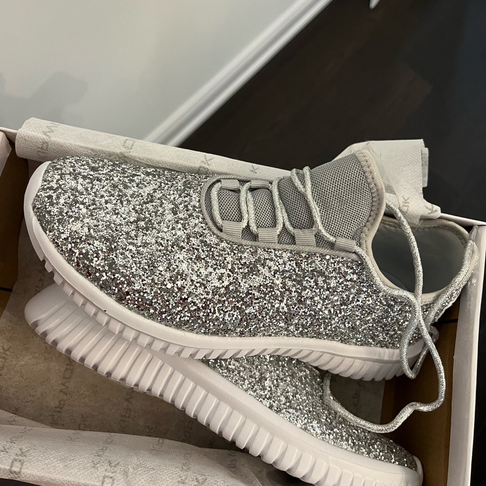 Runners glitter NWT size 9